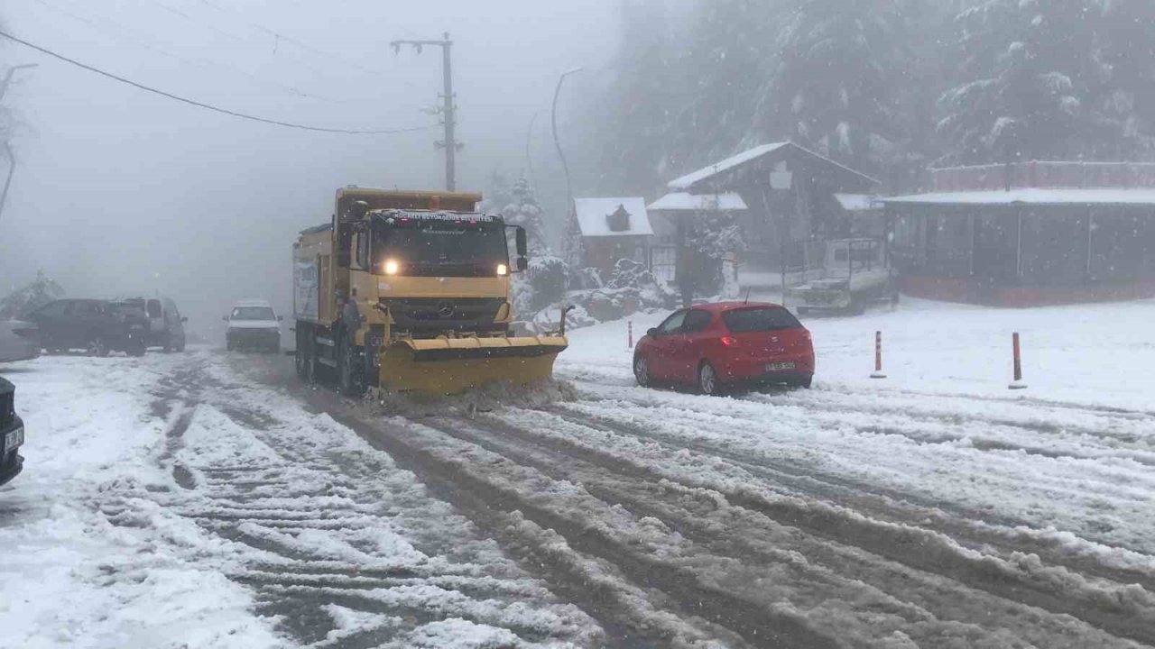 Kartepe’de kar aniden bastırınca araçlar zirveye çıkamadı