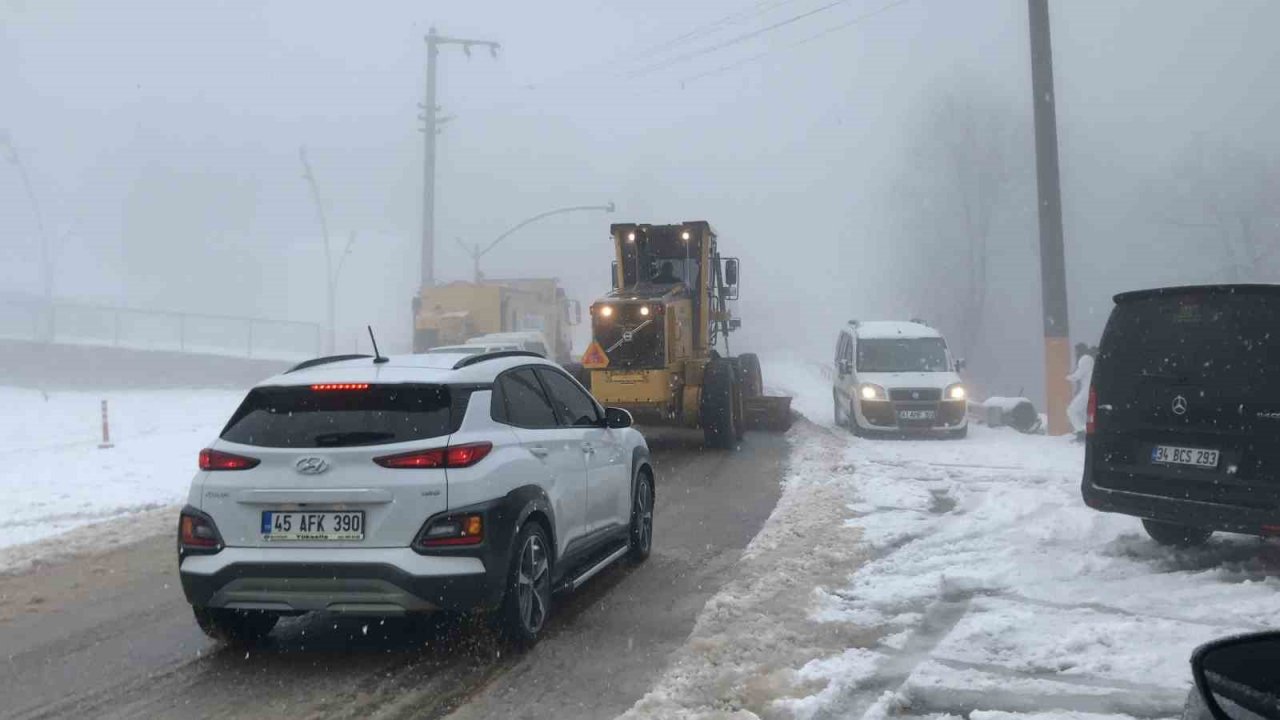 Kartepe’de kar aniden bastırınca araçlar zirveye çıkamadı