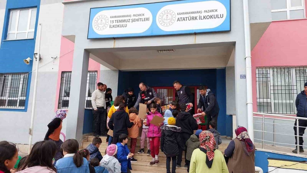 Köyceğiz polisi Kahramanmaraş’taki çocuklara hediye dağıttı