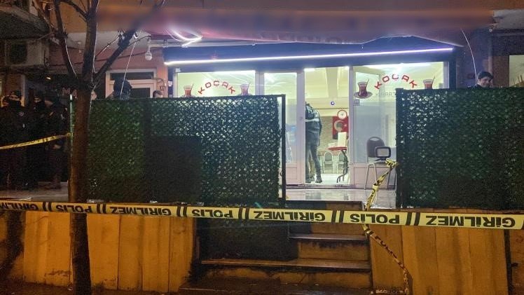 Küçükçekmece’de kıraathanede silahlı kavga: 1 ağır yaralı