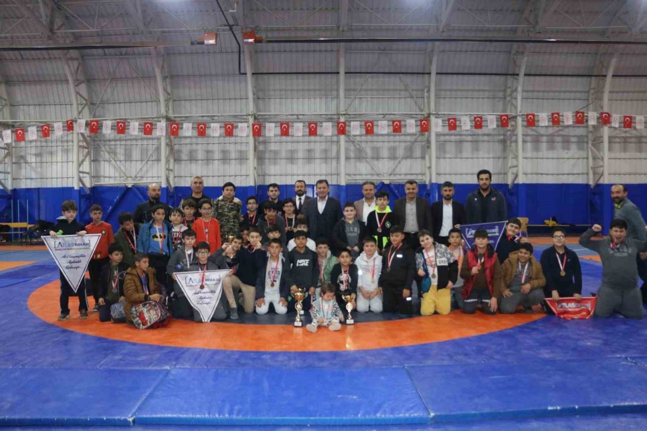 Minik güreşçiler madalyalarını aldı