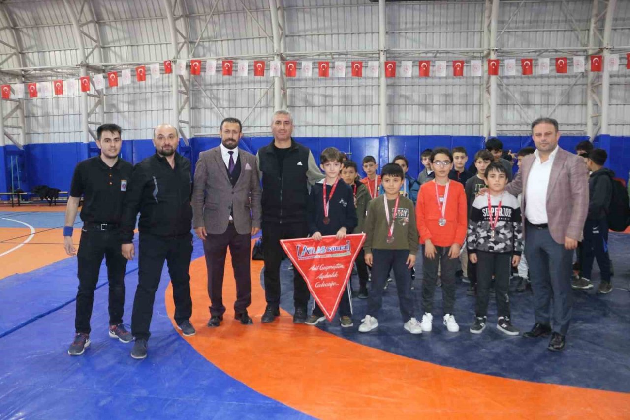 Minik güreşçiler madalyalarını aldı