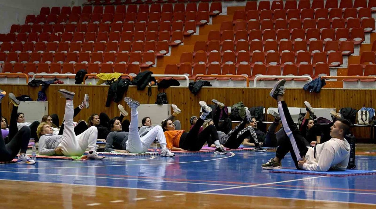 Kuşadası Belediyesi’nden kadınlar için pilates dersi