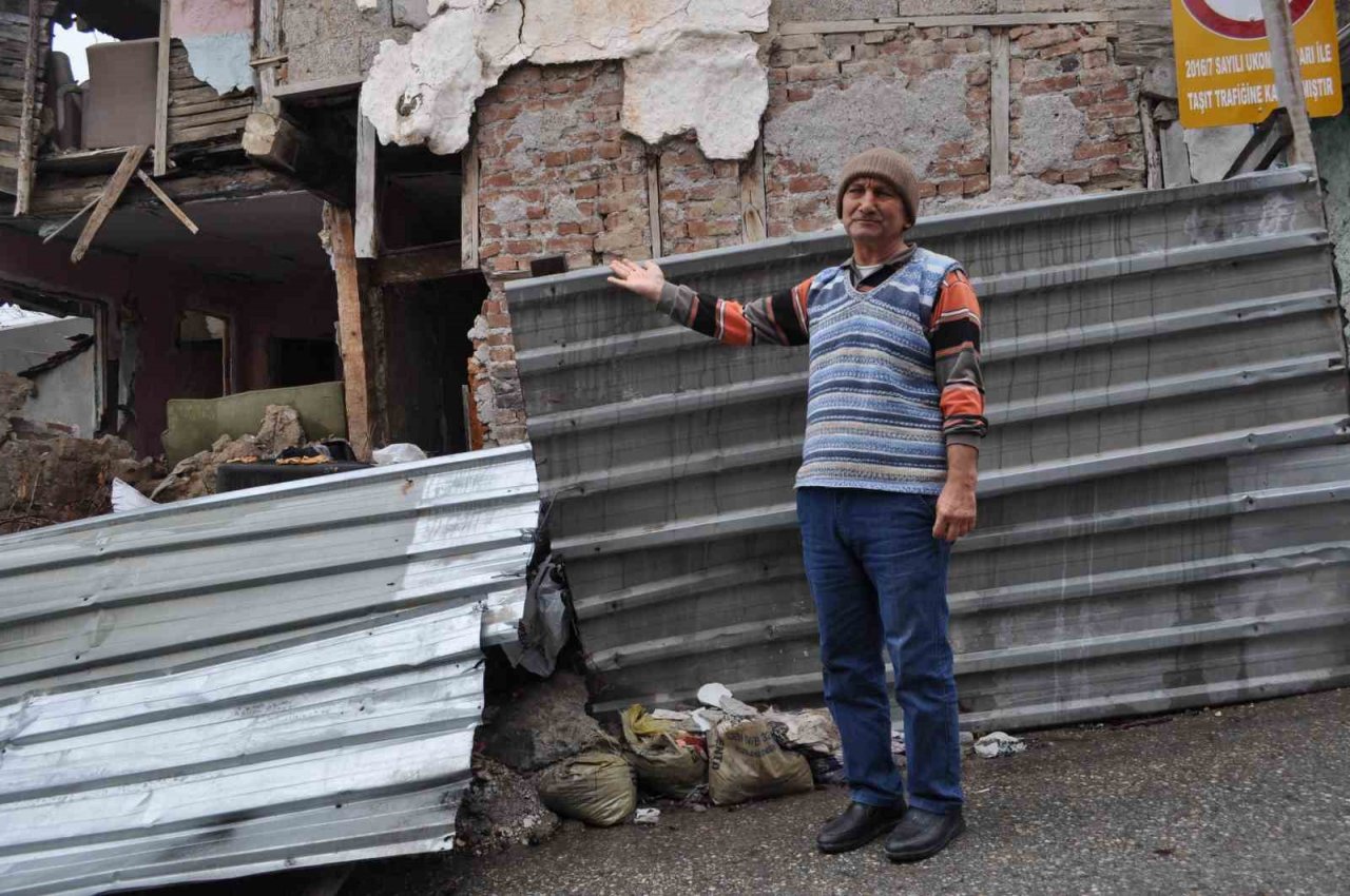 Duvarları çöken tarihi bina tehlike saçıyor