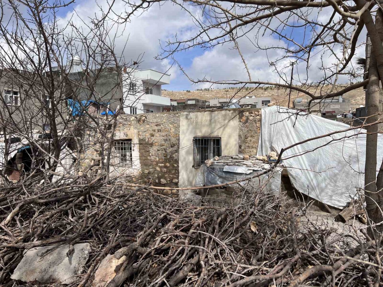 Depremde ağır hasar alan ev, şiddetli yağışta yıkıldı