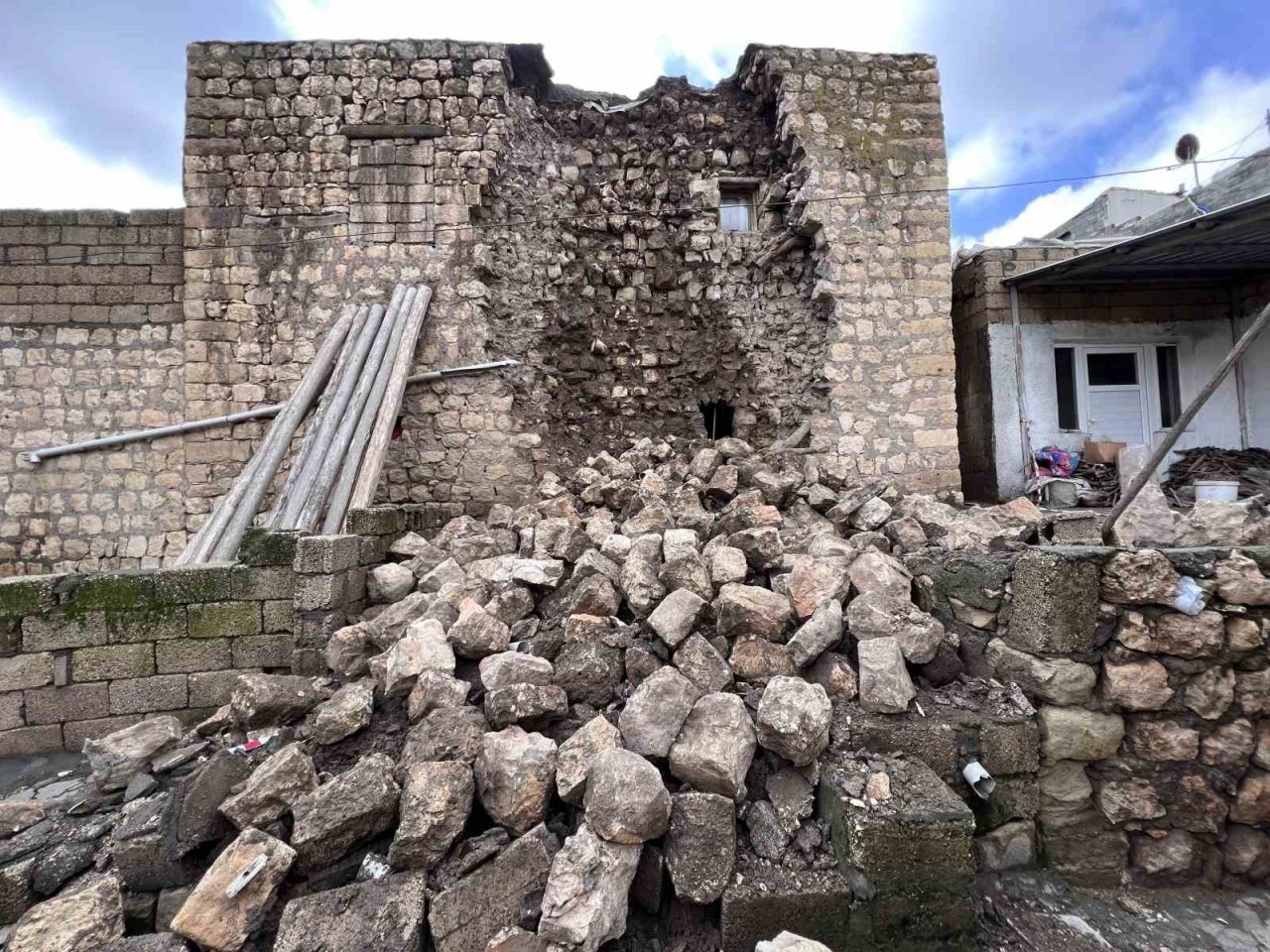 Depremde ağır hasar alan ev, şiddetli yağışta yıkıldı
