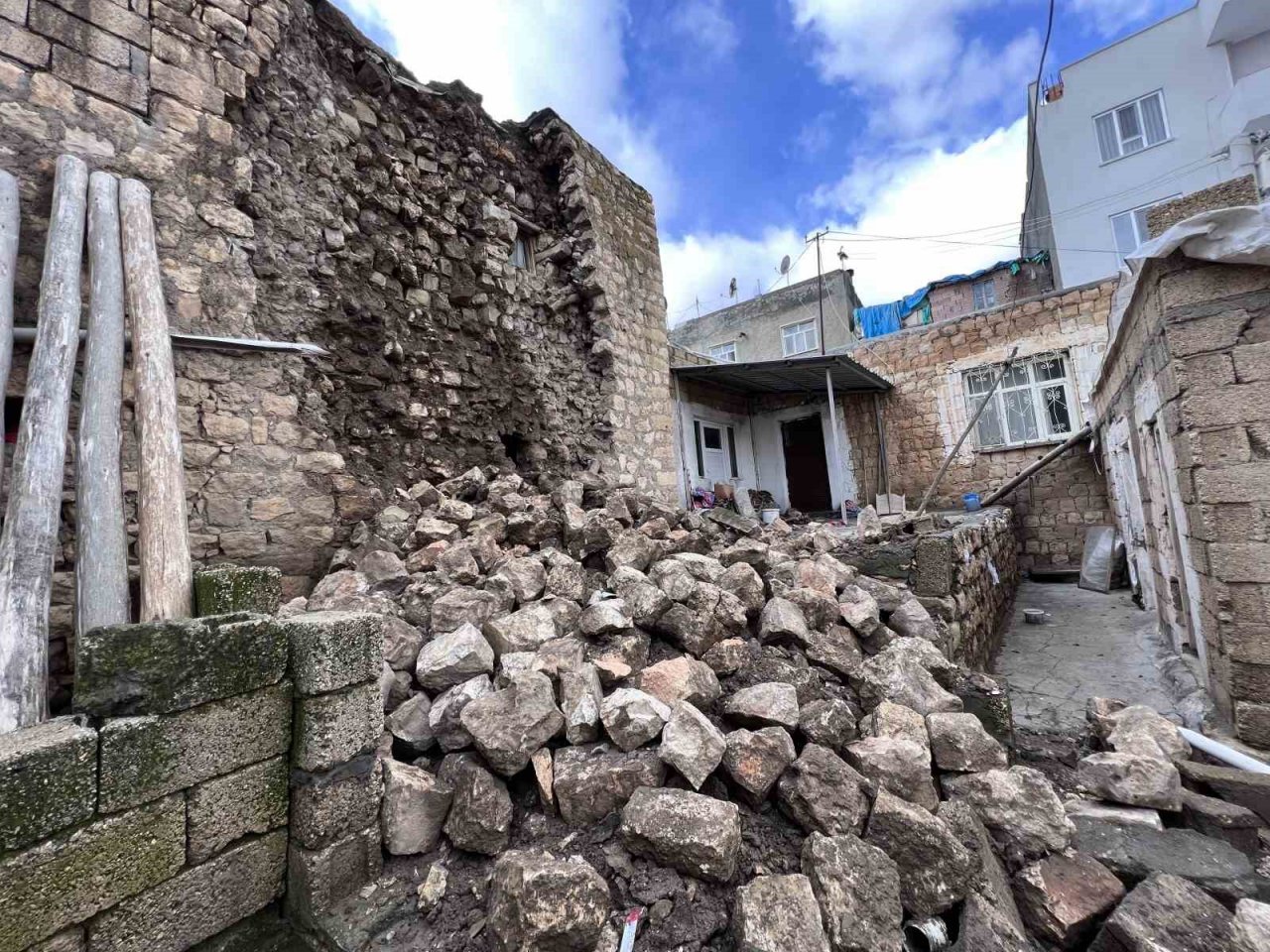 Depremde ağır hasar alan ev, şiddetli yağışta yıkıldı