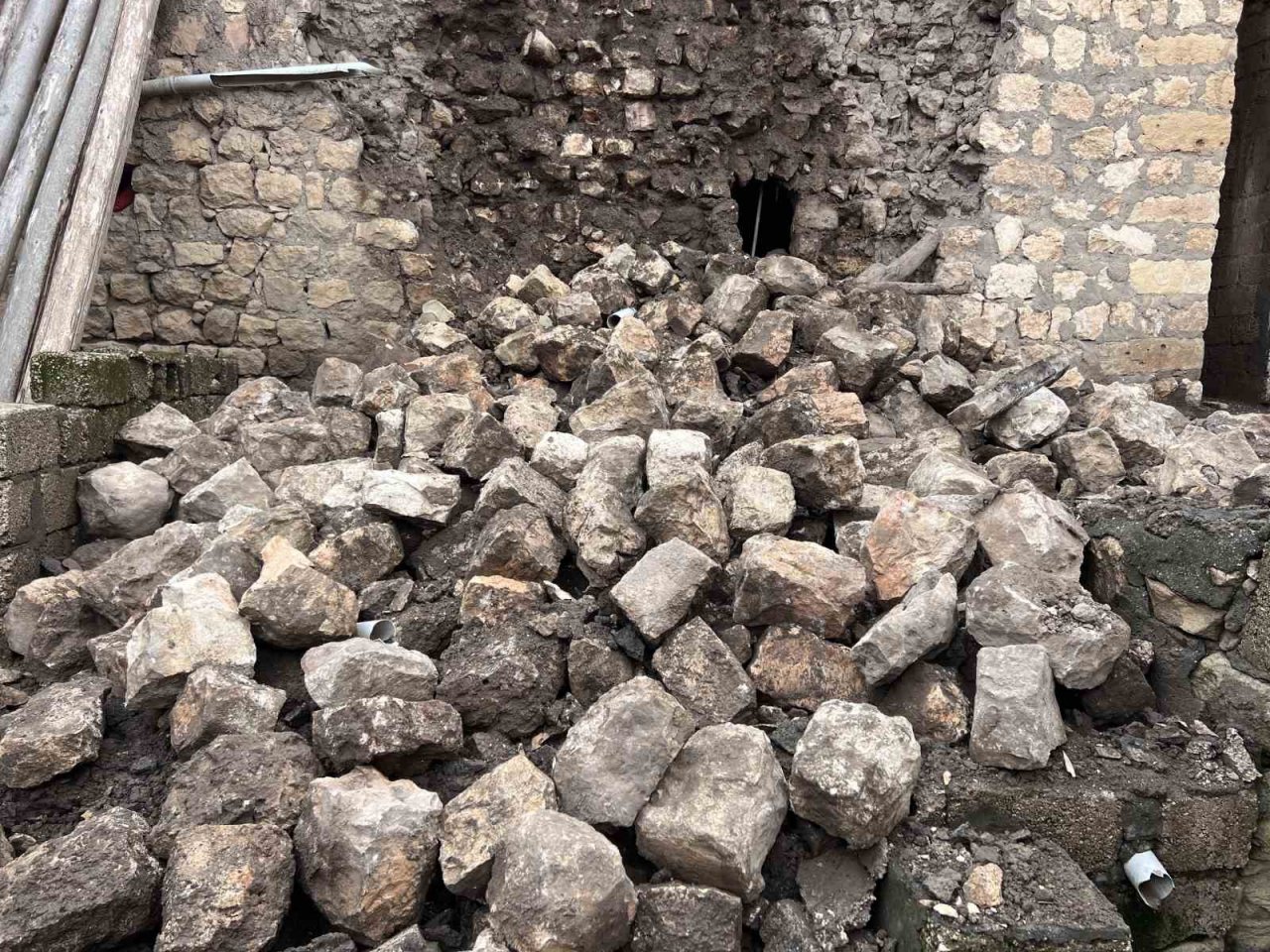 Depremde ağır hasar alan ev, şiddetli yağışta yıkıldı