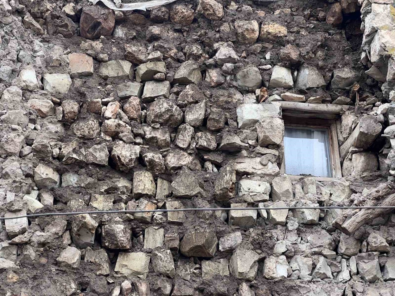 Depremde ağır hasar alan ev, şiddetli yağışta yıkıldı