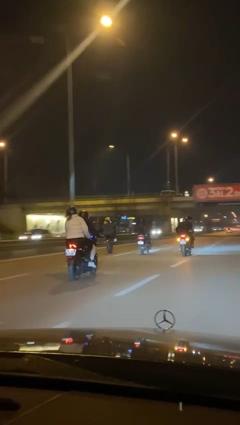 Motosikletli gençlerin trafikteki tehlikeli hareketleri kameralarda