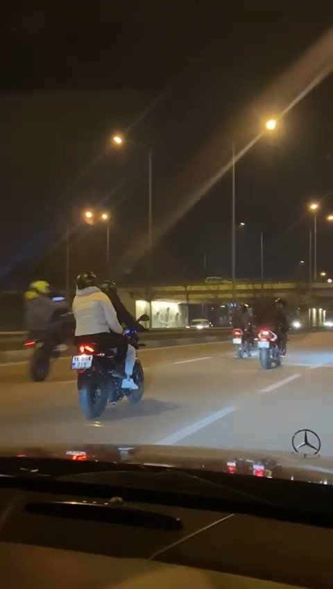 Motosikletli gençlerin trafikteki tehlikeli hareketleri kameralarda