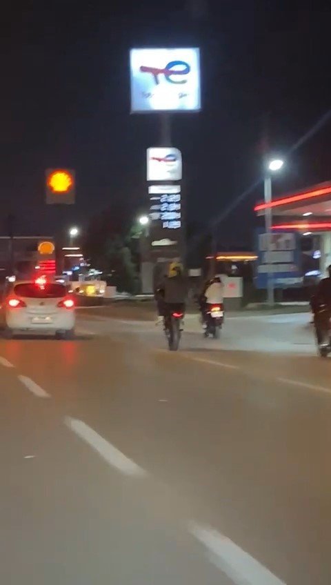 Motosikletli gençlerin trafikteki tehlikeli hareketleri kameralarda
