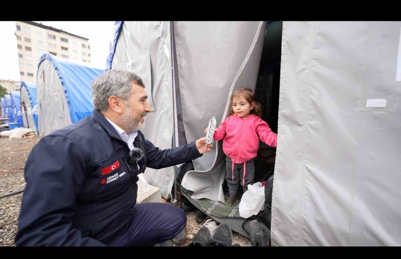 Müftülük personeli depremzedeleri yalnız bırakmıyor