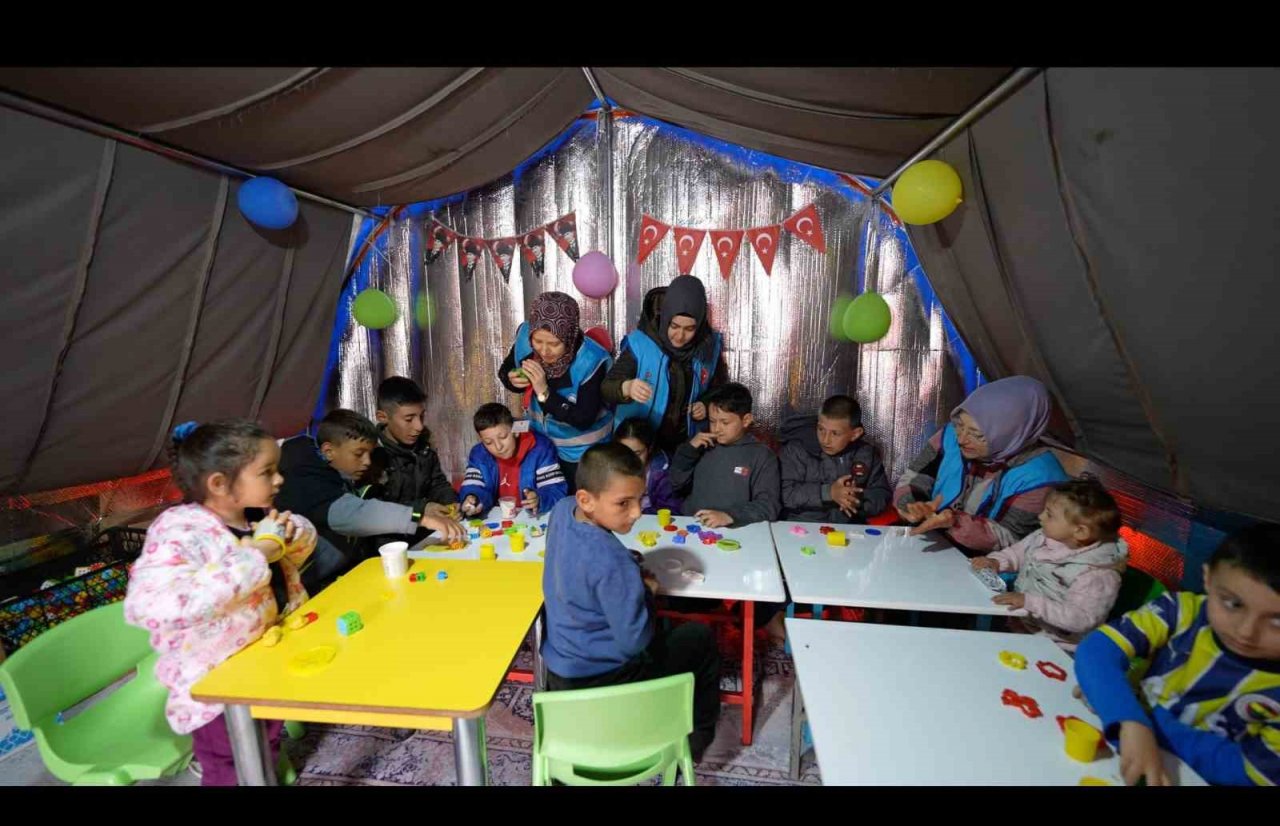 Müftülük personeli depremzedeleri yalnız bırakmıyor