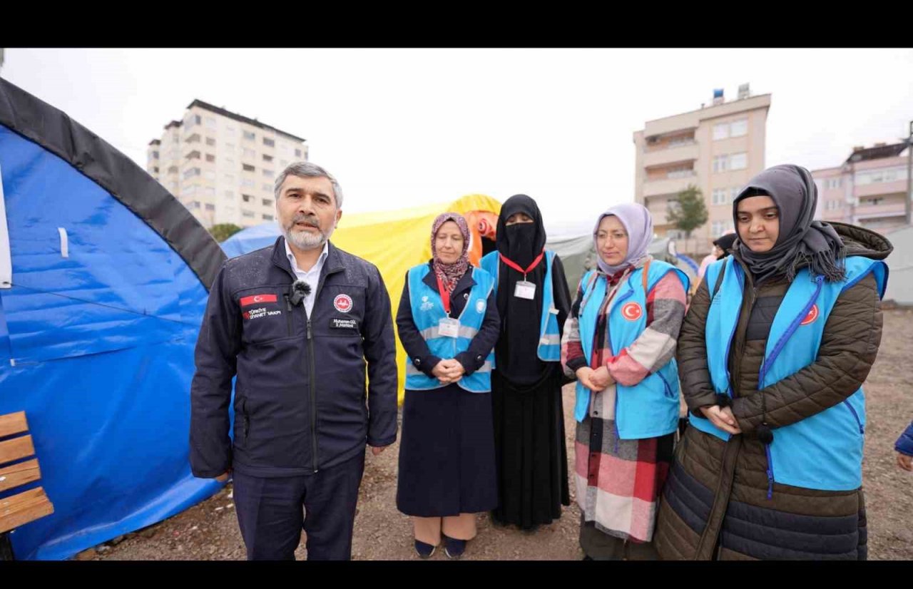 Müftülük personeli depremzedeleri yalnız bırakmıyor