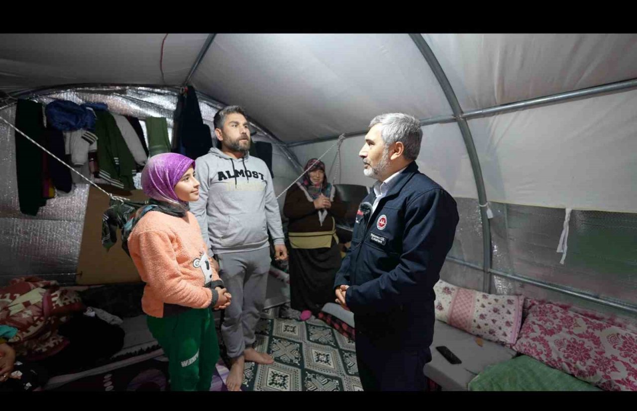 Müftülük personeli depremzedeleri yalnız bırakmıyor