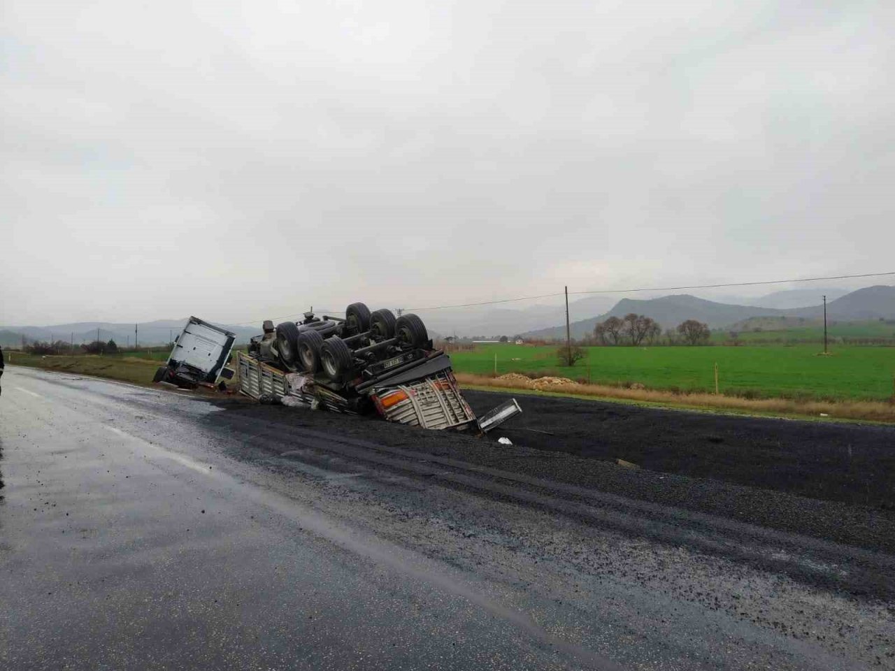 Nallıhan Ankara yolunda tır şarampole devrildi: 1 yaralı