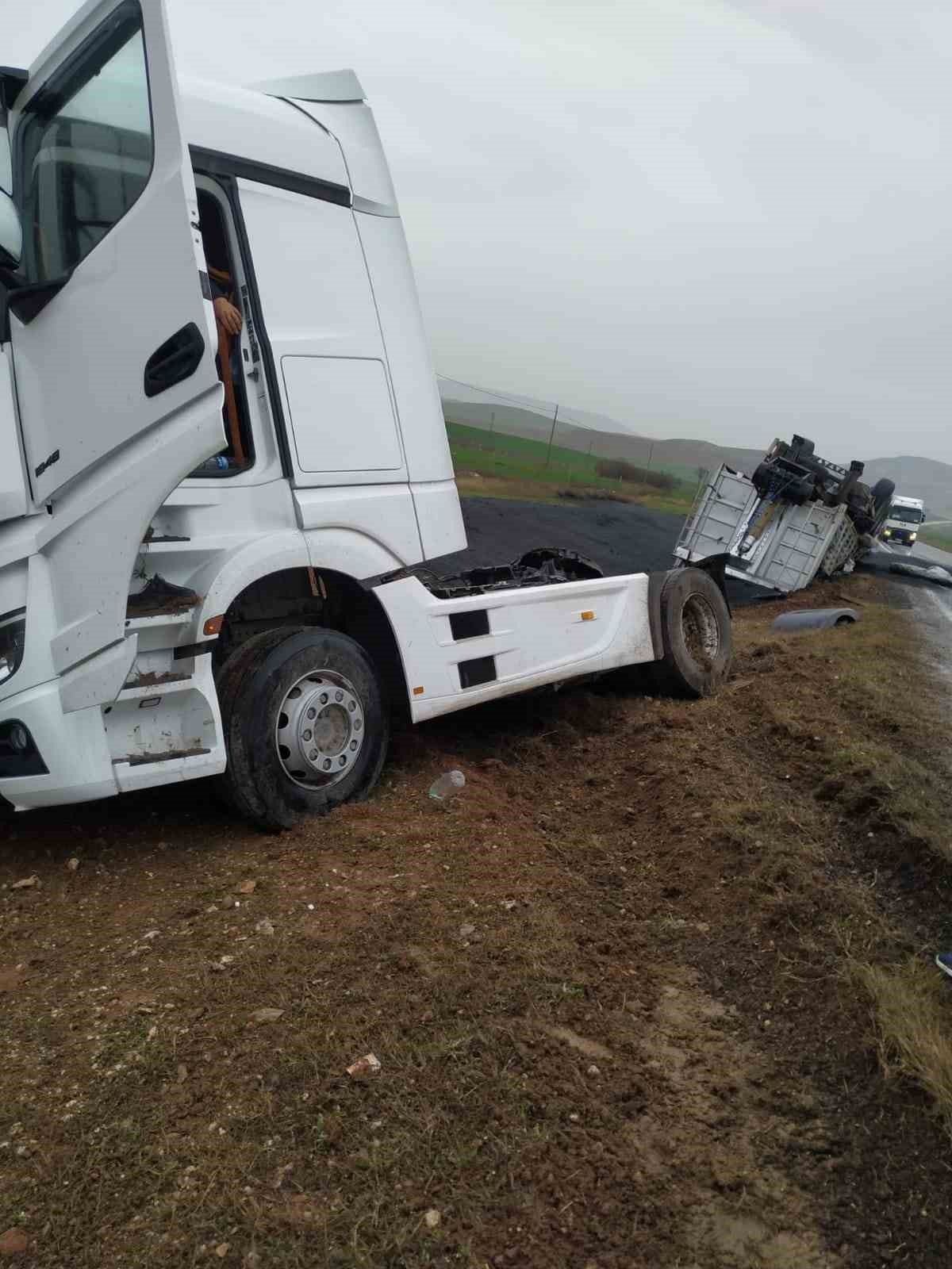 Nallıhan Ankara yolunda tır şarampole devrildi: 1 yaralı