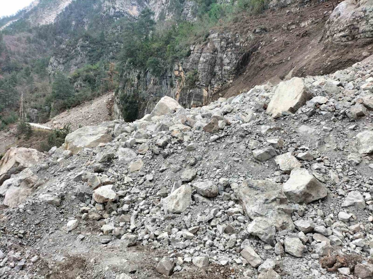 Osmaniye’de artçı depremler sonrası köy yolu kapandı