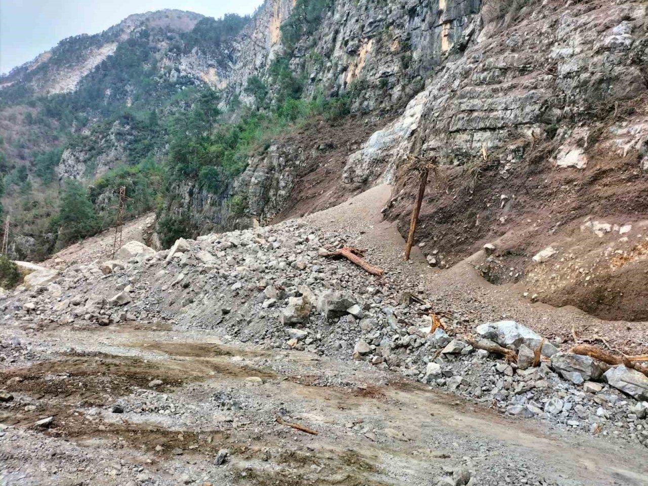 Osmaniye’de artçı depremler sonrası köy yolu kapandı