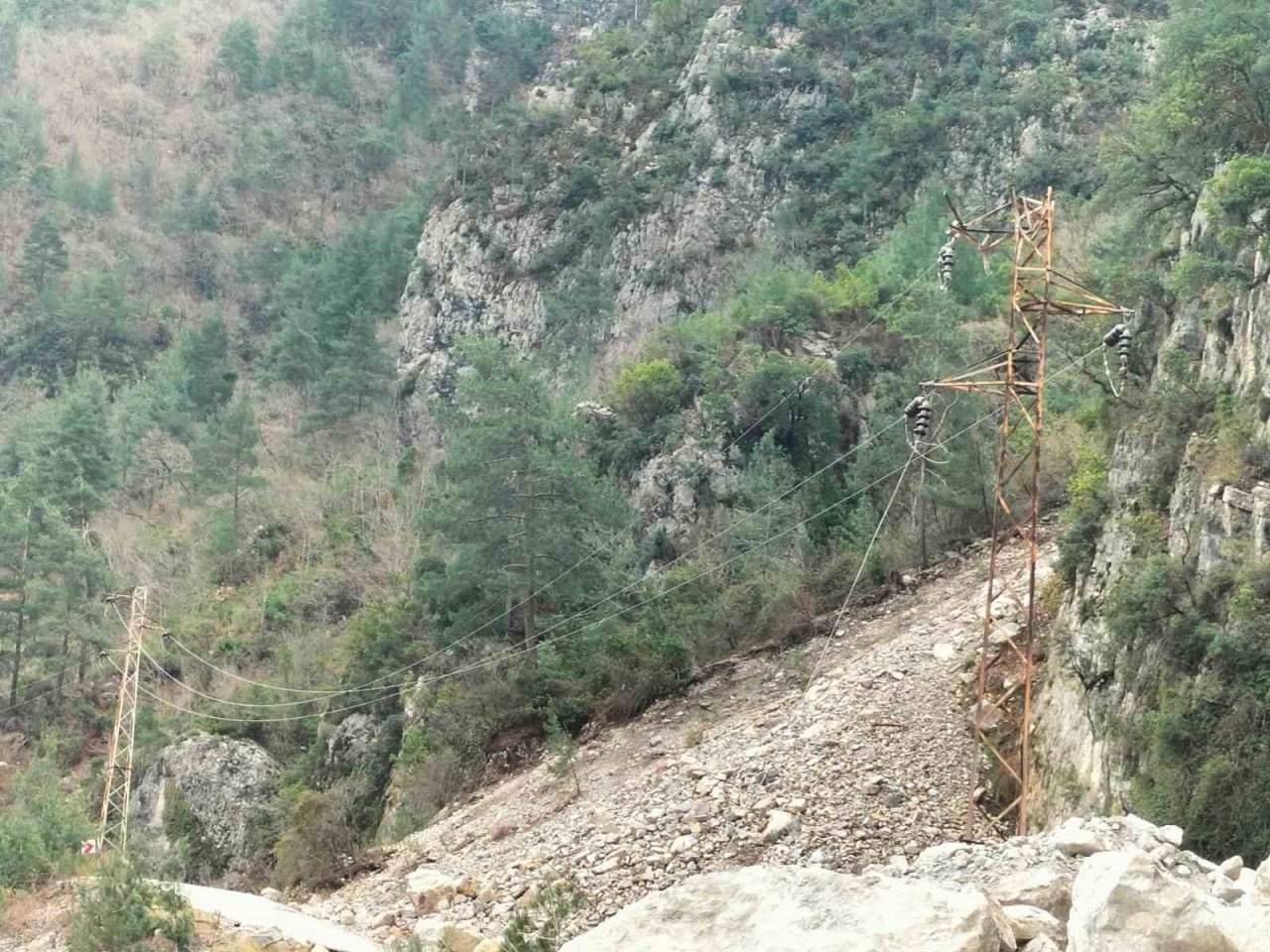 Osmaniye’de artçı depremler sonrası köy yolu kapandı