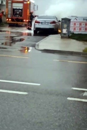 Alevlere teslim olan lüks otomobil kullanılamaz hale geldi