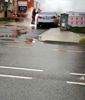 Alevlere teslim olan lüks otomobil kullanılamaz hale geldi