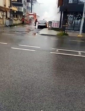 Alevlere teslim olan lüks otomobil kullanılamaz hale geldi