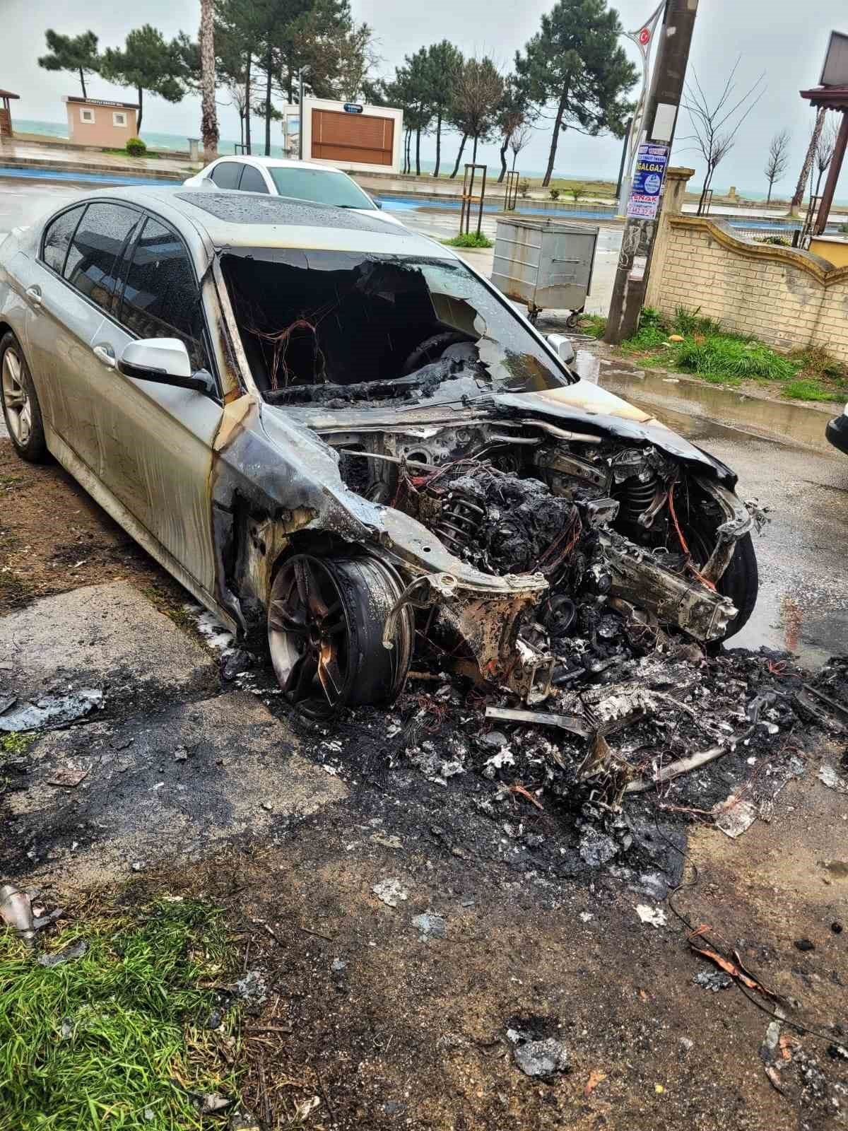 Alevlere teslim olan lüks otomobil kullanılamaz hale geldi