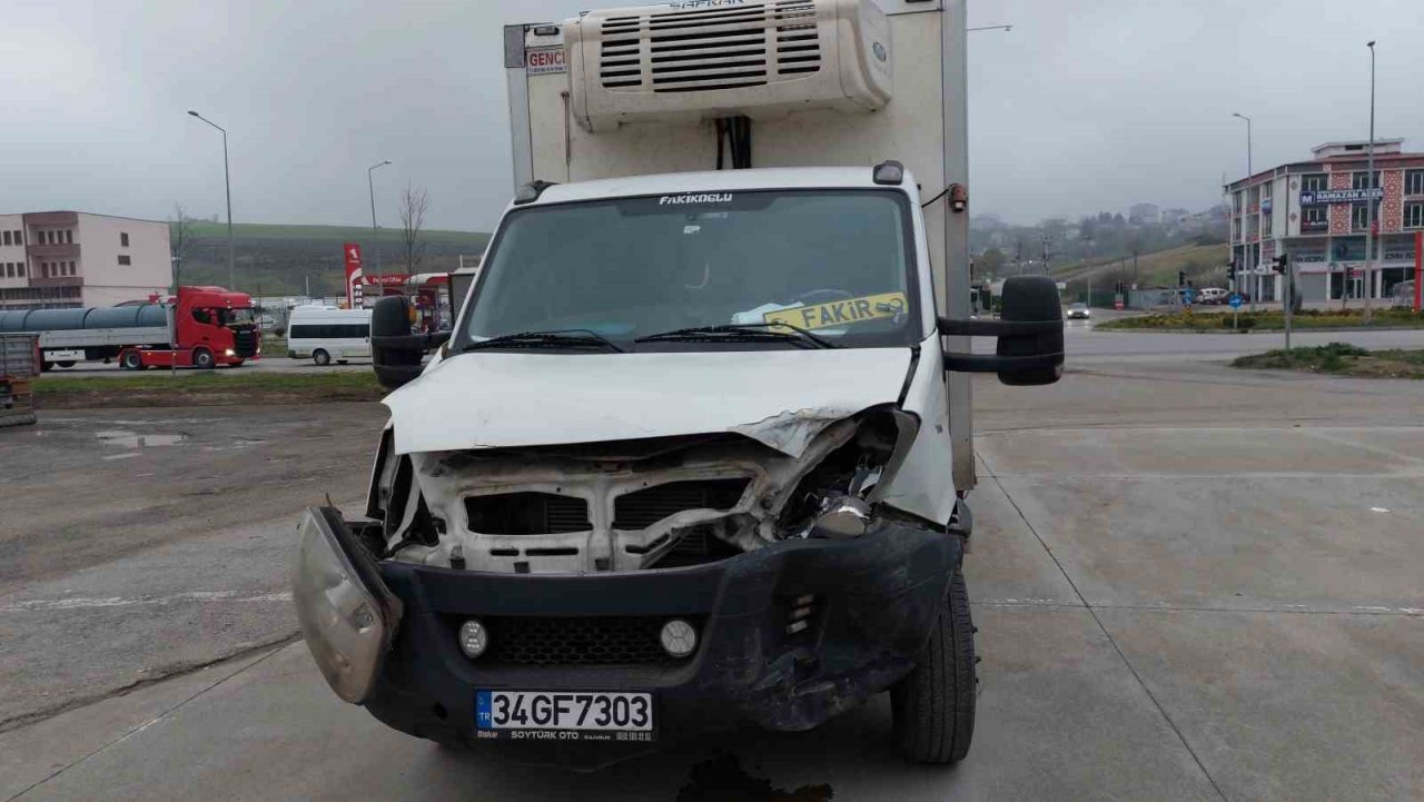 Kamyonet kavşakta hafif ticari araca çarptı: 1 yaralı