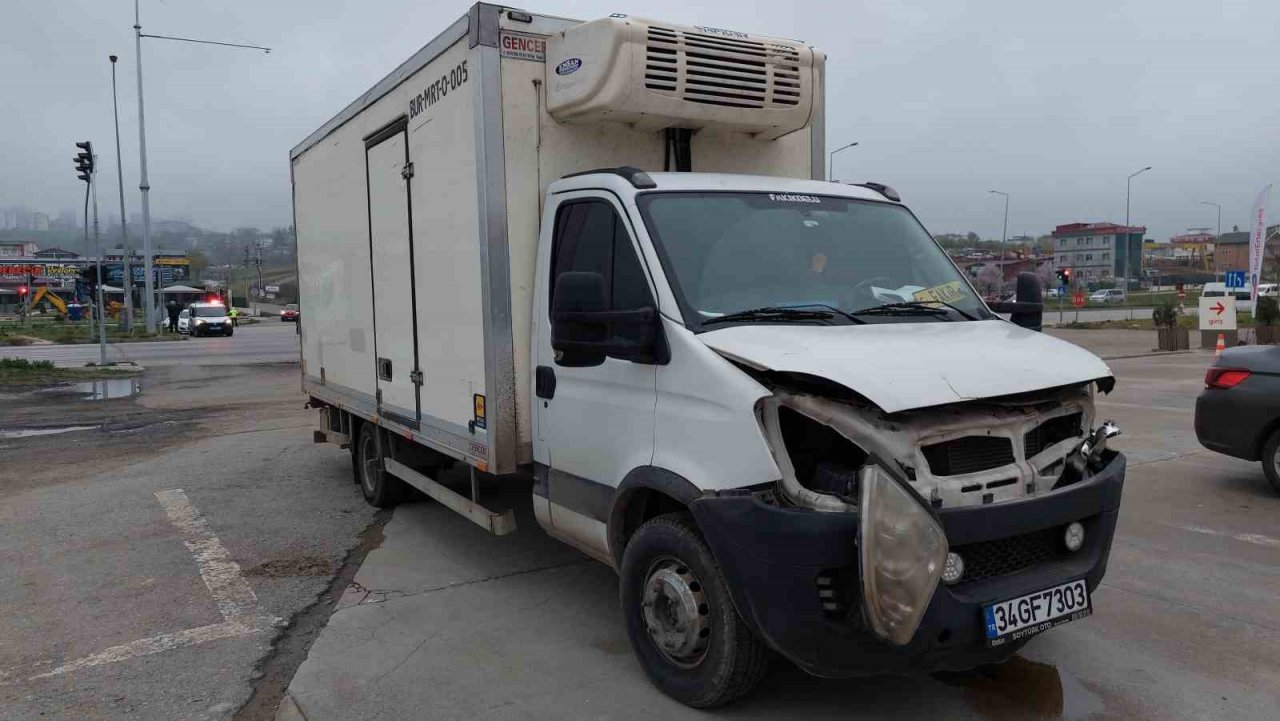 Kamyonet kavşakta hafif ticari araca çarptı: 1 yaralı