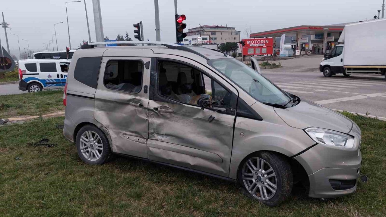 Kamyonet kavşakta hafif ticari araca çarptı: 1 yaralı