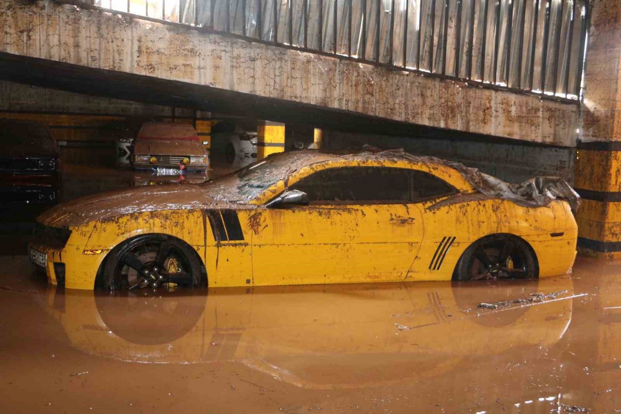 Sele teslim olan Şanlıurfa’da otoparklar araç mezarlığına döndü