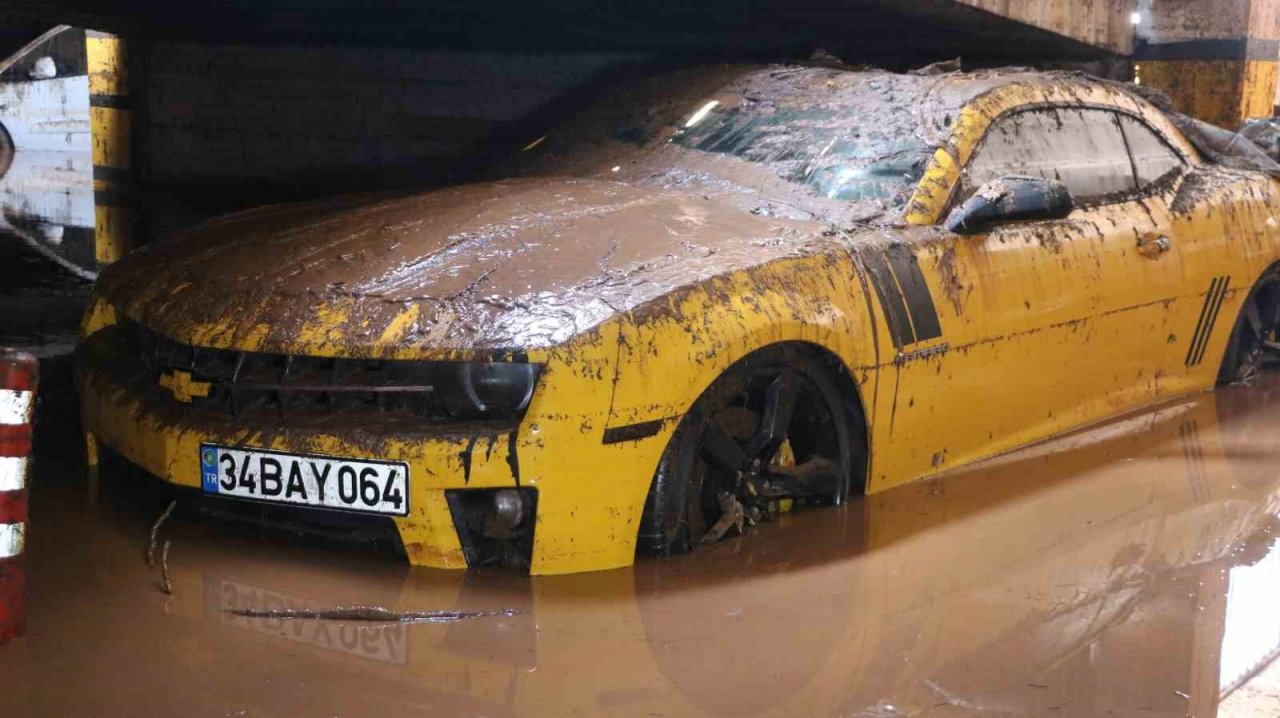 Sele teslim olan Şanlıurfa’da otoparklar araç mezarlığına döndü