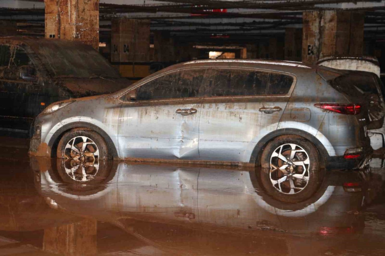 Sele teslim olan Şanlıurfa’da otoparklar araç mezarlığına döndü