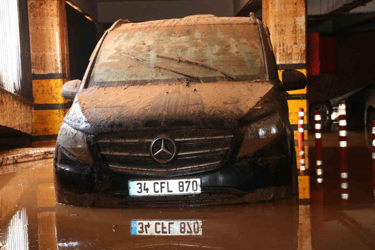 Sele teslim olan Şanlıurfa’da otoparklar araç mezarlığına döndü