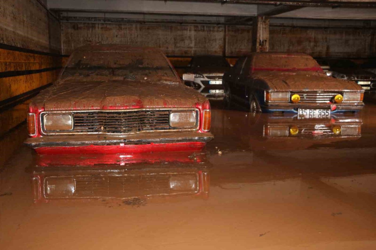Sele teslim olan Şanlıurfa’da otoparklar araç mezarlığına döndü