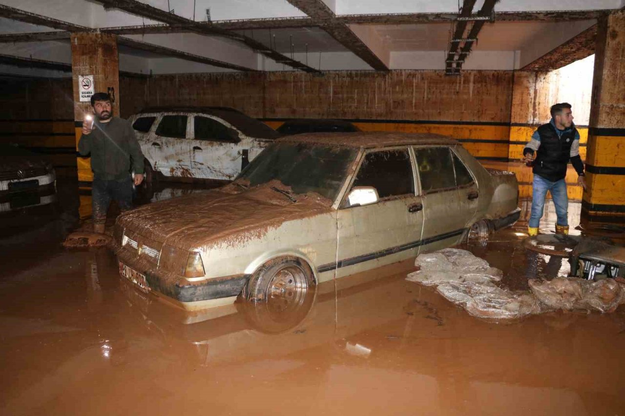 Sele teslim olan Şanlıurfa’da otoparklar araç mezarlığına döndü