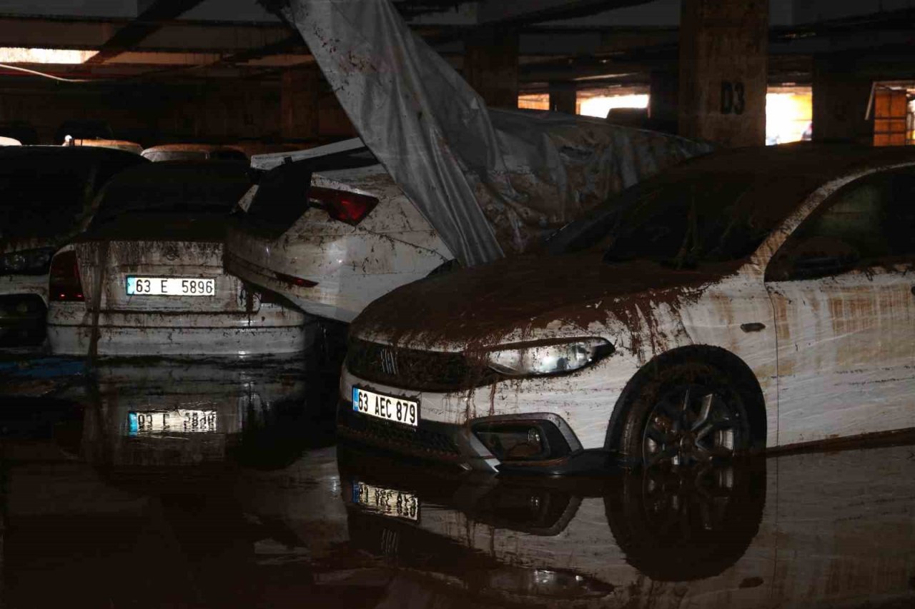 Sele teslim olan Şanlıurfa’da otoparklar araç mezarlığına döndü