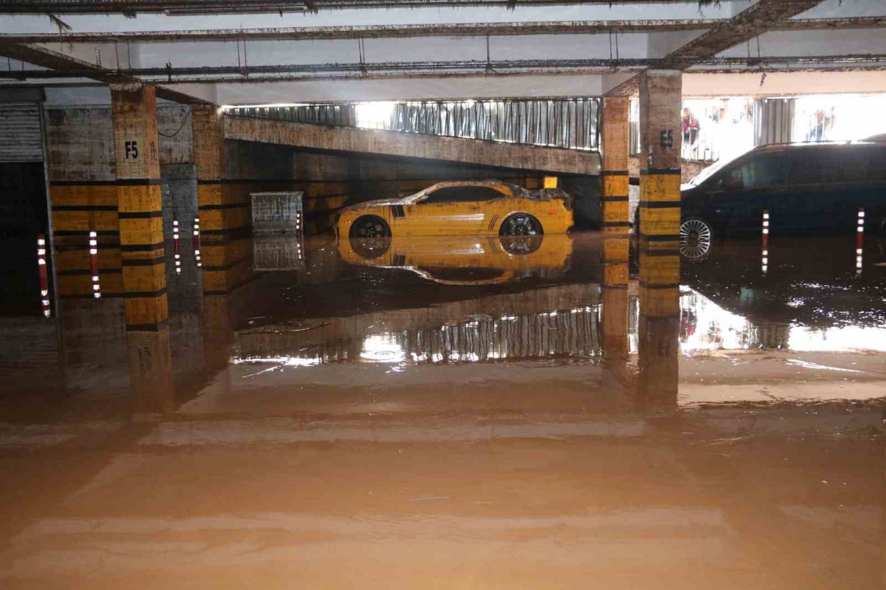Sele teslim olan Şanlıurfa’da otoparklar araç mezarlığına döndü