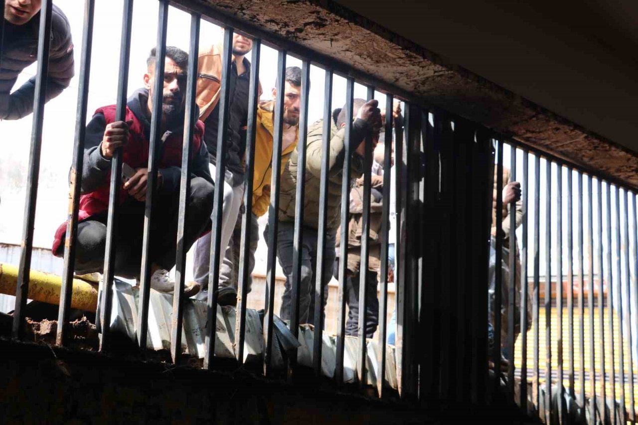 Sele teslim olan Şanlıurfa’da otoparklar araç mezarlığına döndü