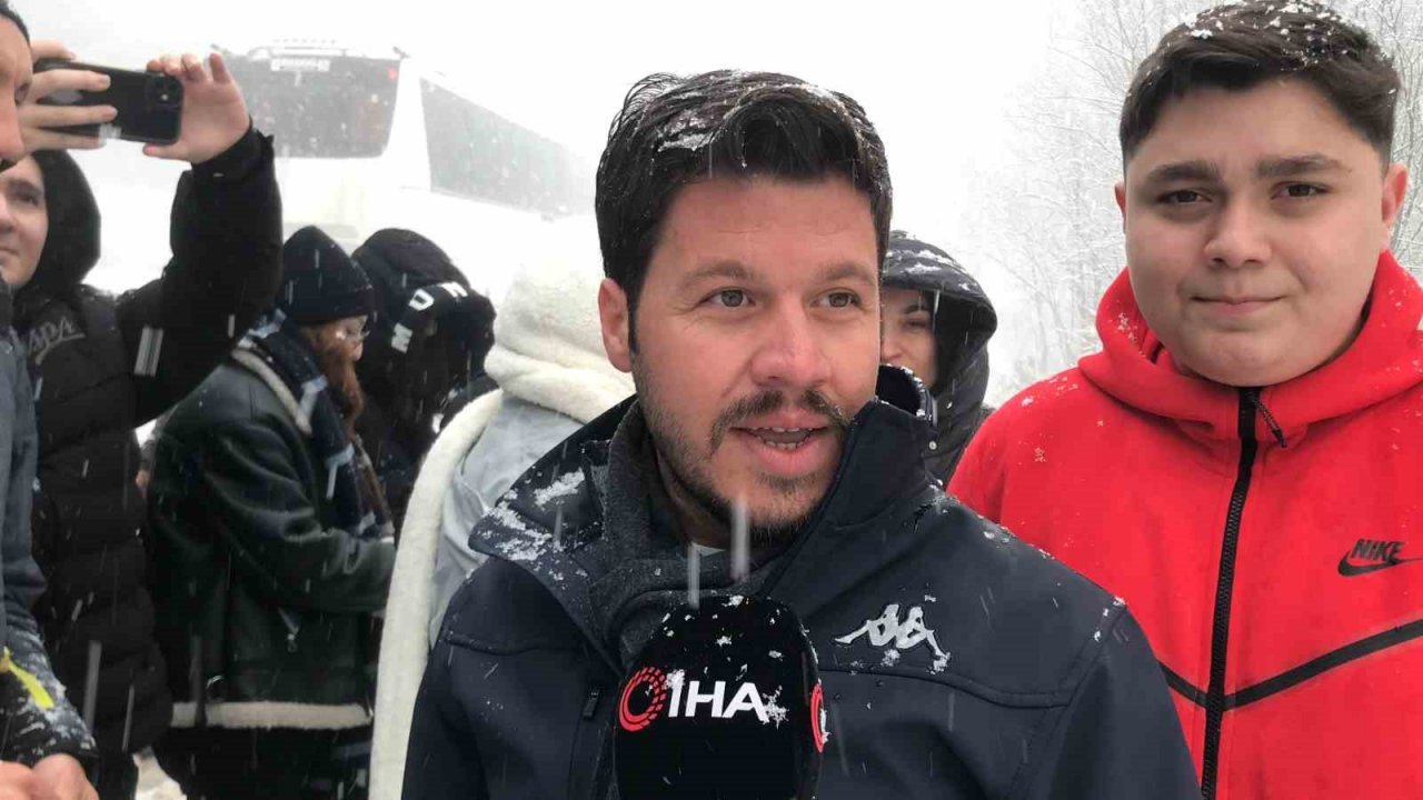 Kartepe’de kar aniden bastırınca araçlar zirveye çıkamadı