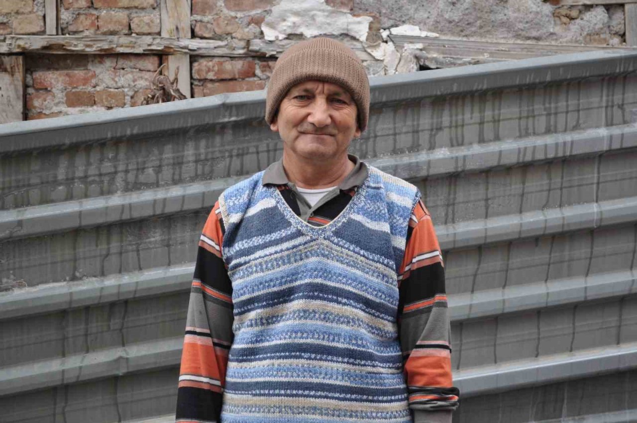 Duvarları çöken tarihi bina tehlike saçıyor