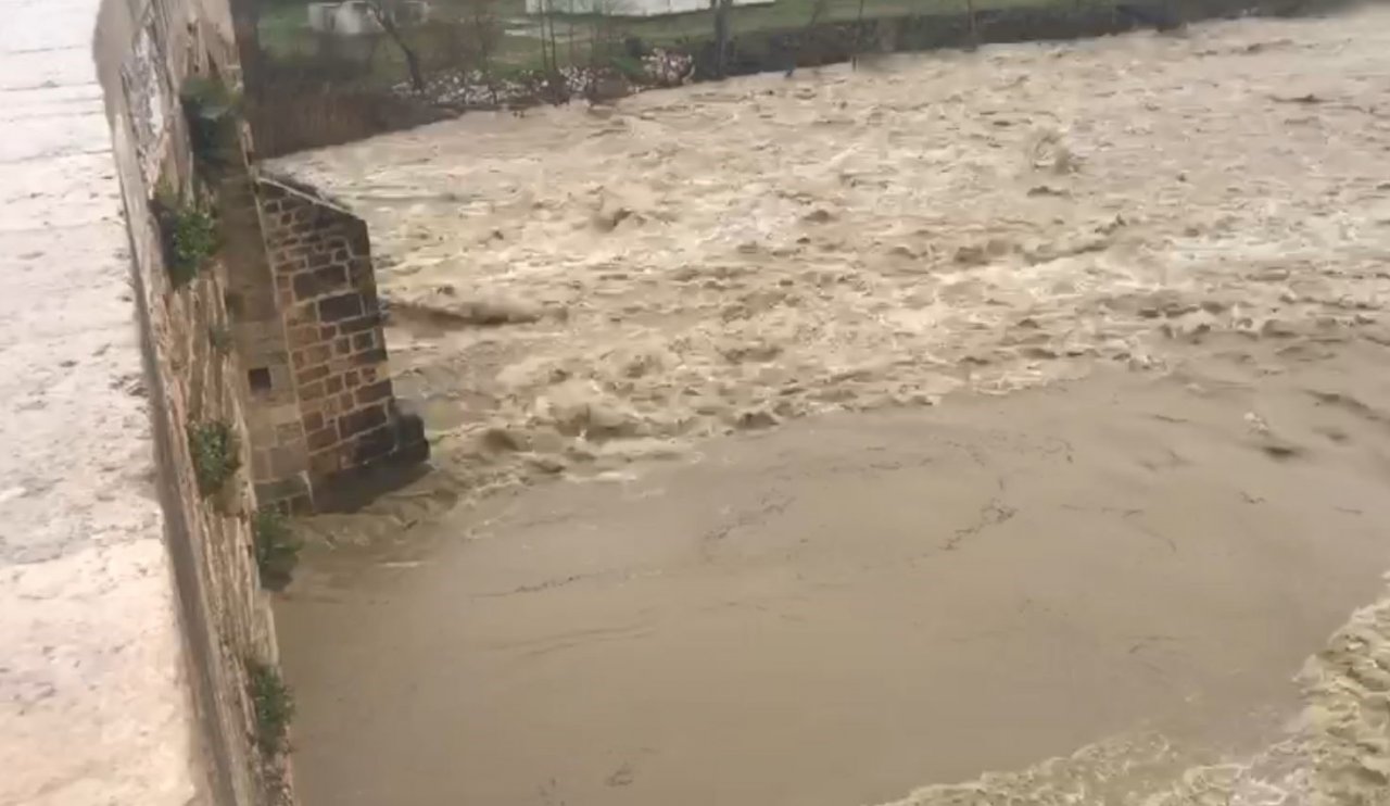 Turuncu kodla uyarılan Antalya’da tarlalar ve yollar göle döndü