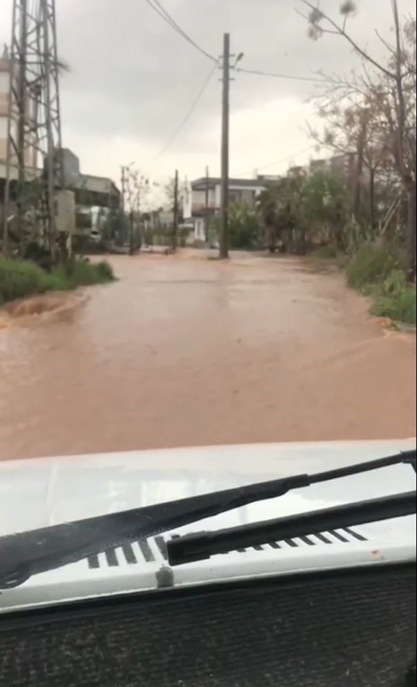 Turuncu kodla uyarılan Antalya’da tarlalar ve yollar göle döndü