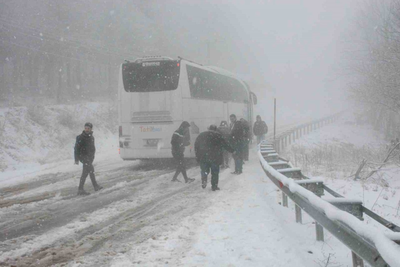Kartepe’de kar aniden bastırınca araçlar zirveye çıkamadı