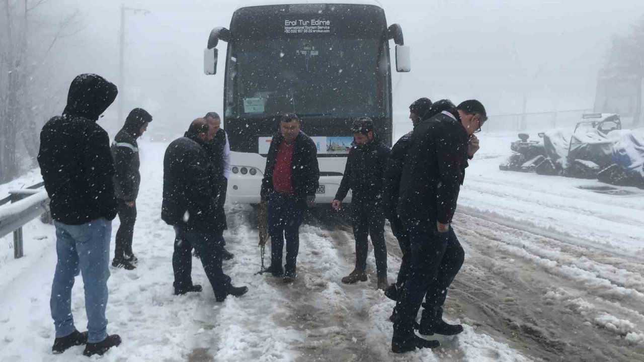 Kartepe’de kar aniden bastırınca araçlar zirveye çıkamadı