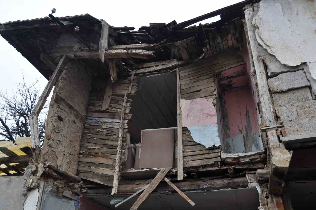 Duvarları çöken tarihi bina tehlike saçıyor