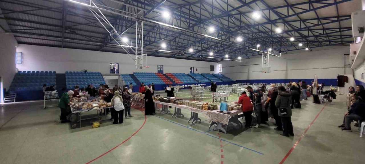 Kastamonu’da 2,5 saatte binden fazla ürün satıldı, geliri depremzedelere bağışlandı