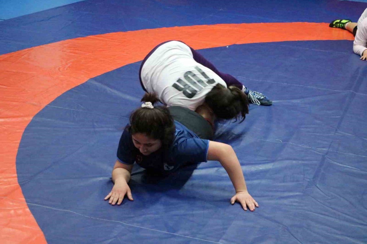 Yozgatlı kadın güreşçiler, mili güreşçi Yasemin Adar Yiğit’in izinden gidiyorlar